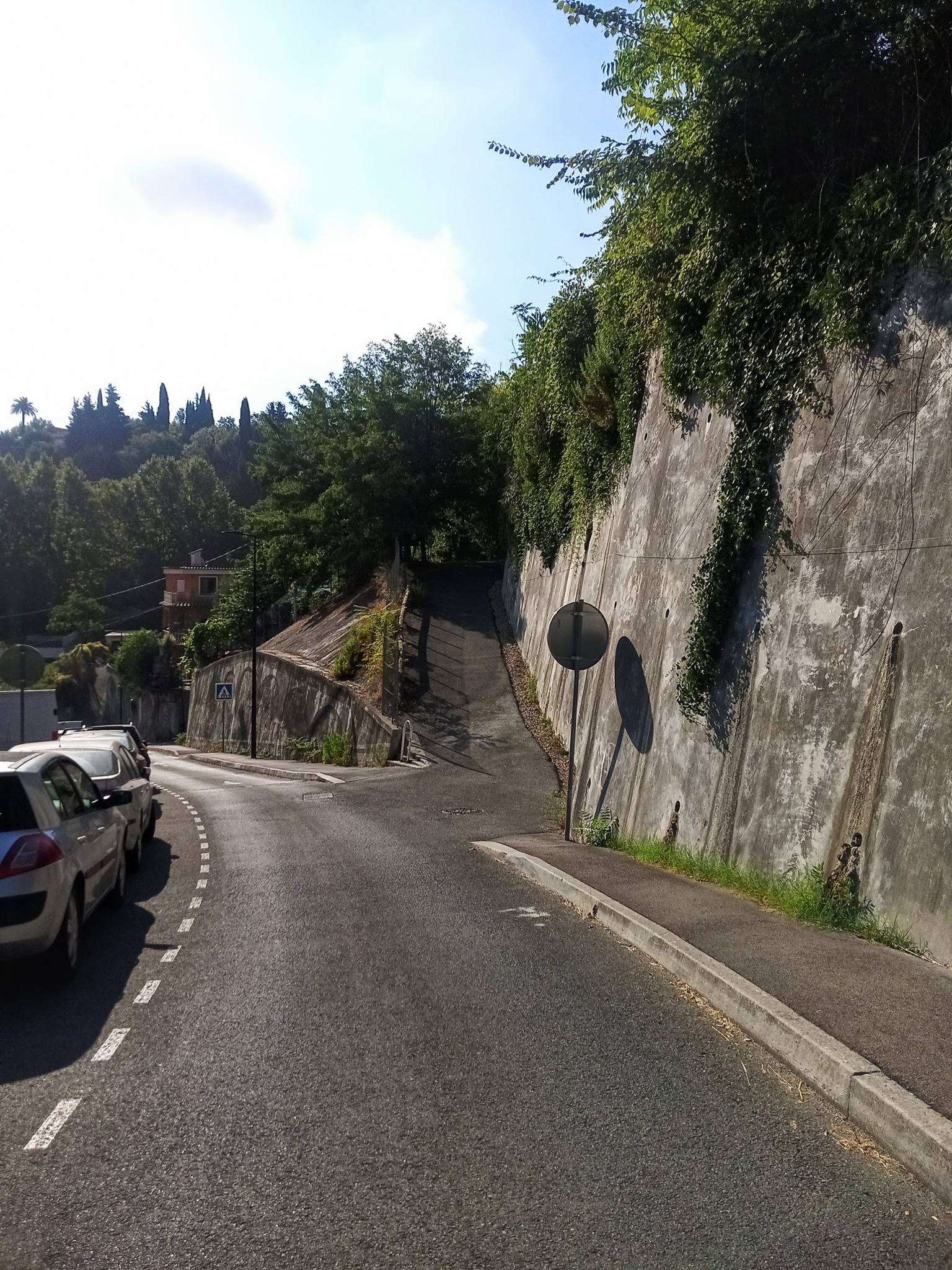 Accès privé à la Villa La Treille en retrait de l’avenue Pierre Sémard à Grasse