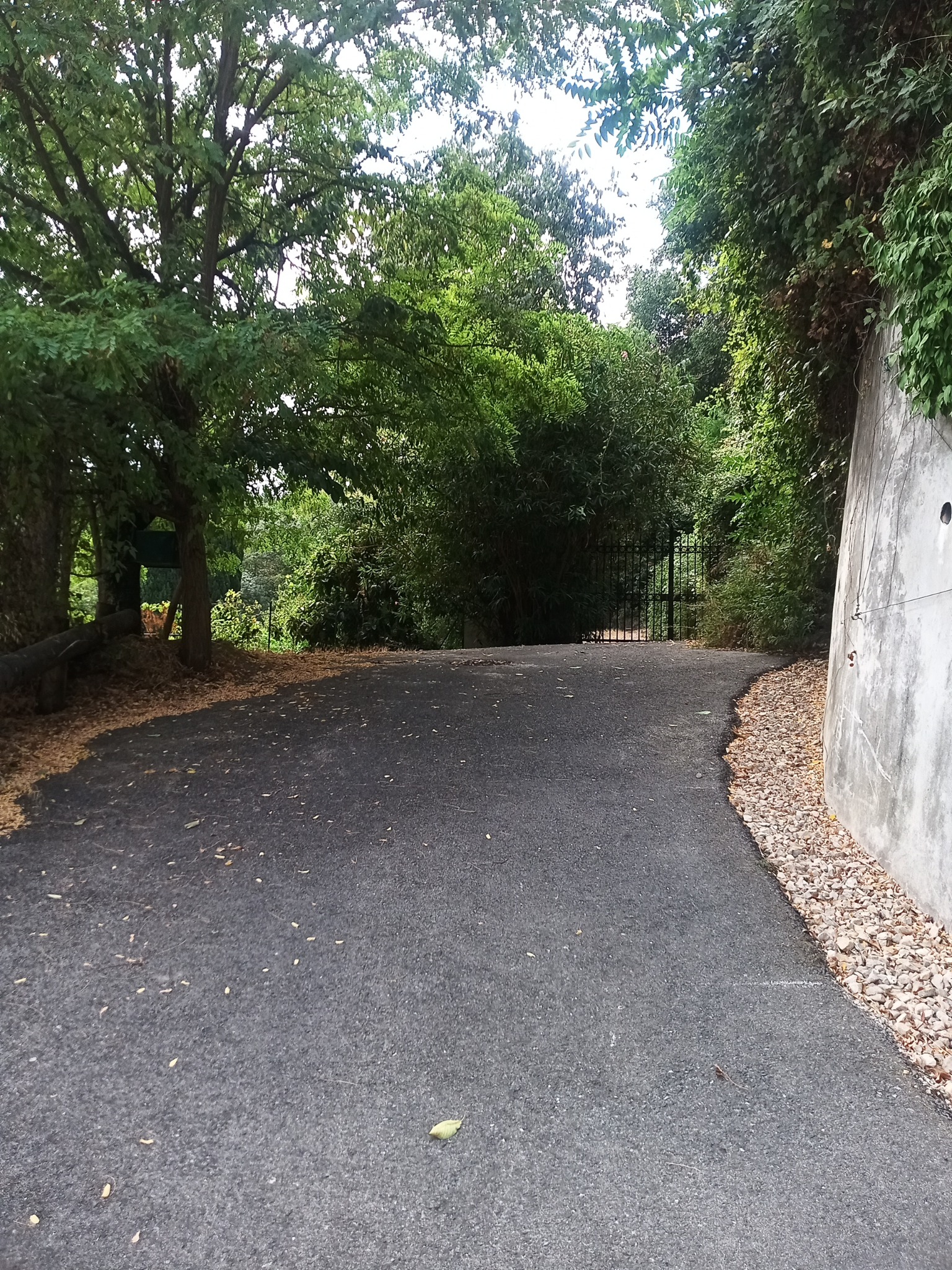 Espace de stationnement privé et portail d’entrée de la Villa La Treille à Grasse