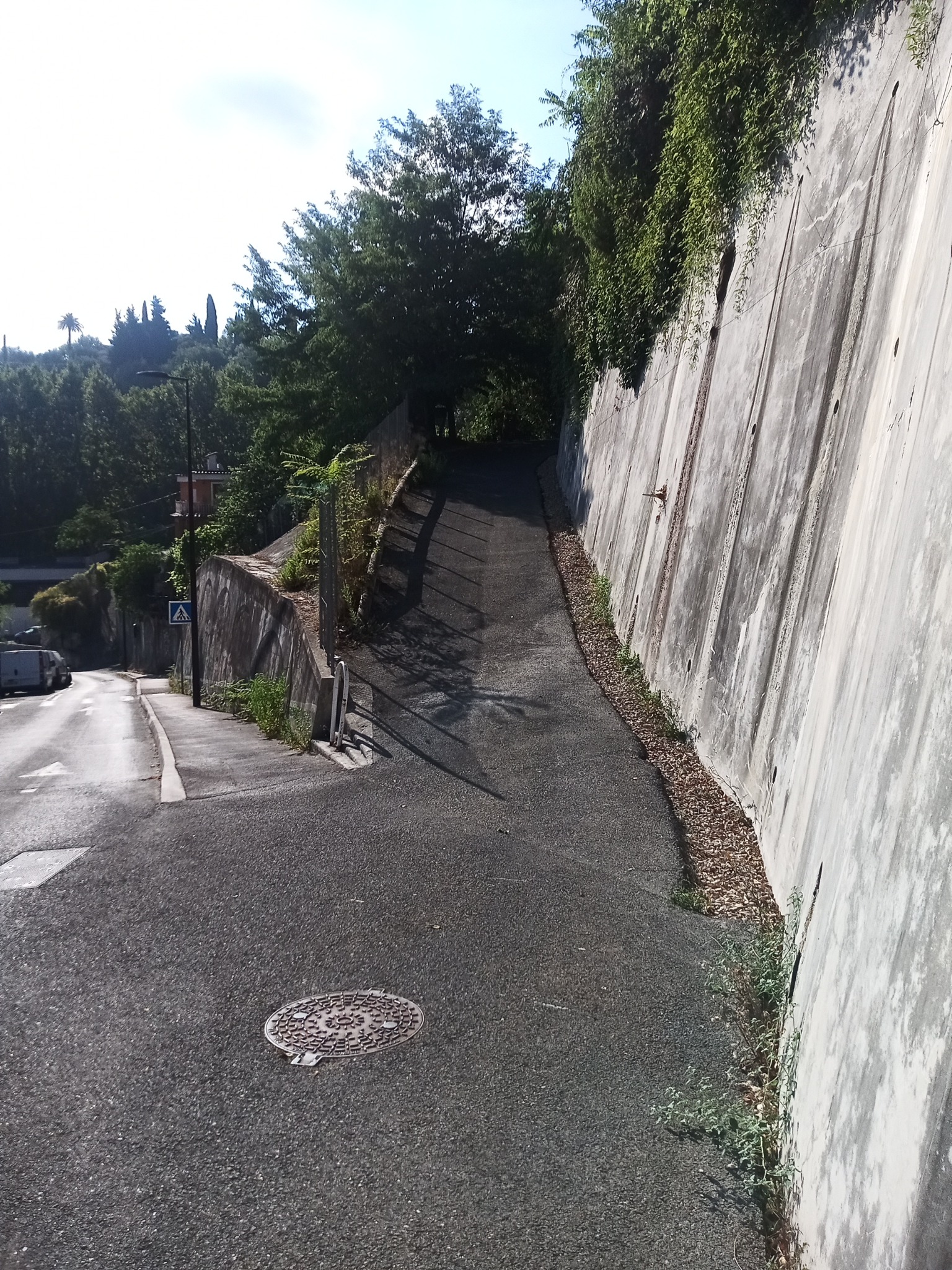 Rampe asphaltée donnant accès à la Villa La Treille à Grasse