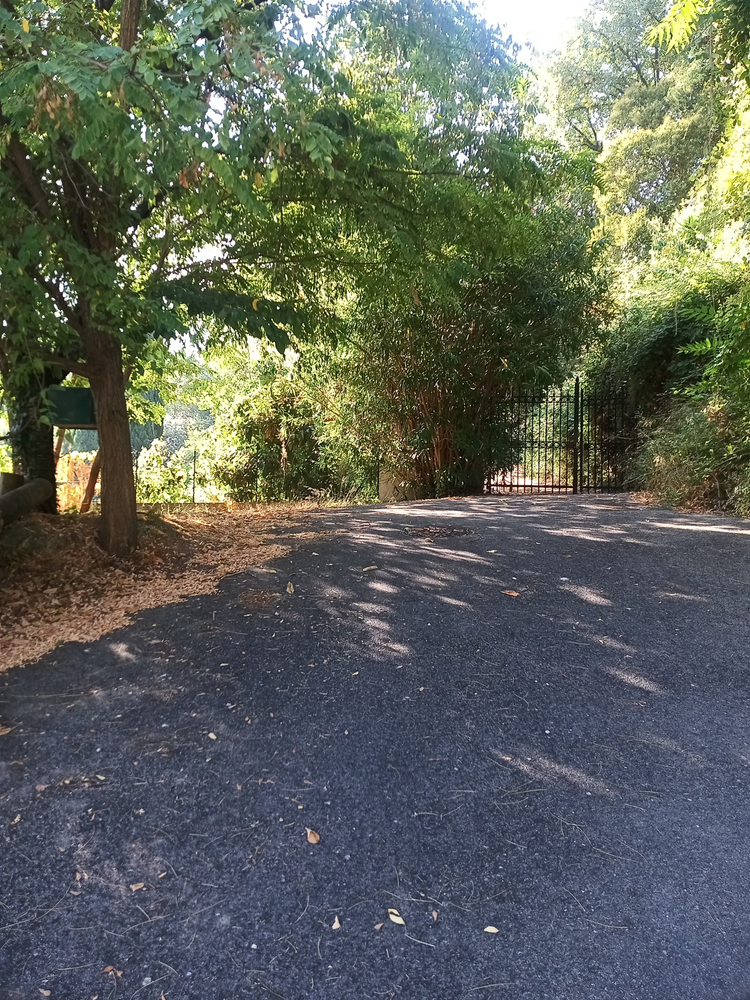 Aire privée de stationnement devant le portail de la Villa La Treille à Grasse