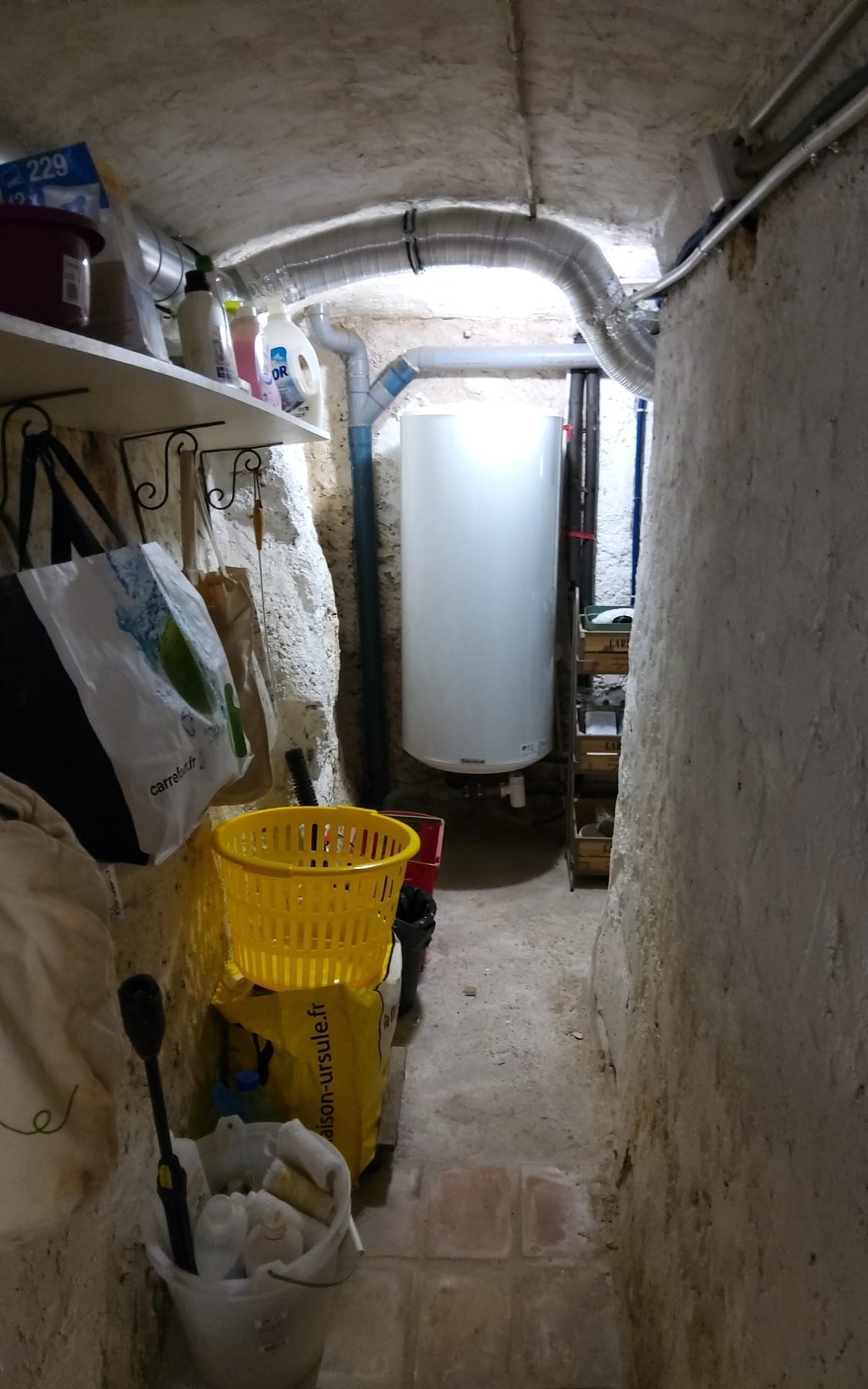 給湯器と最近の換気設備を備えた技術室